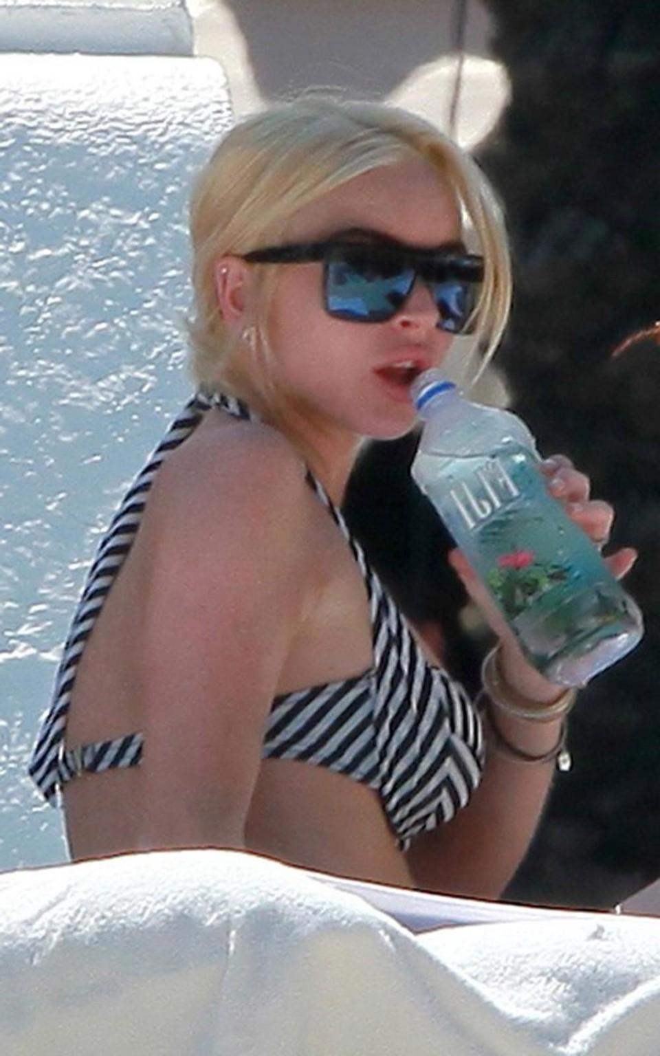 16P Lindsay Lohan awesome public nipple slip