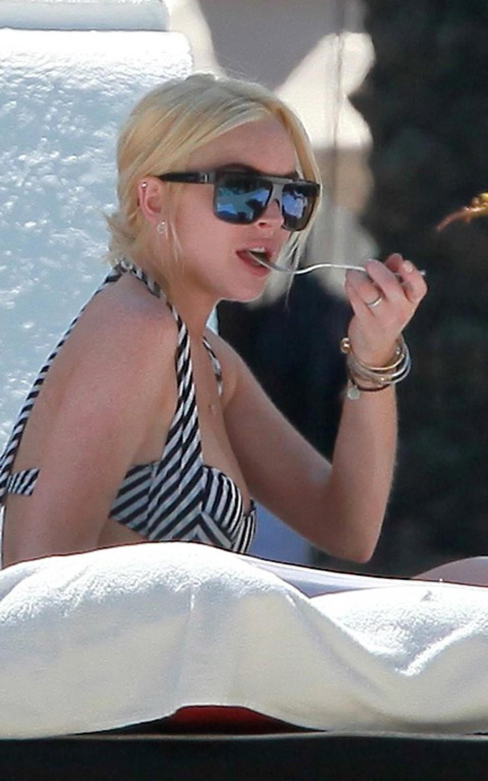 16P Lindsay Lohan awesome public nipple slip