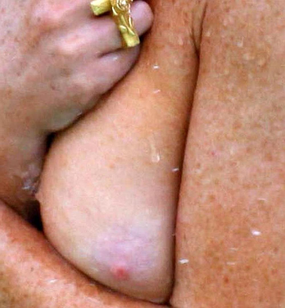 16P Lindsay Lohan awesome public nipple slip