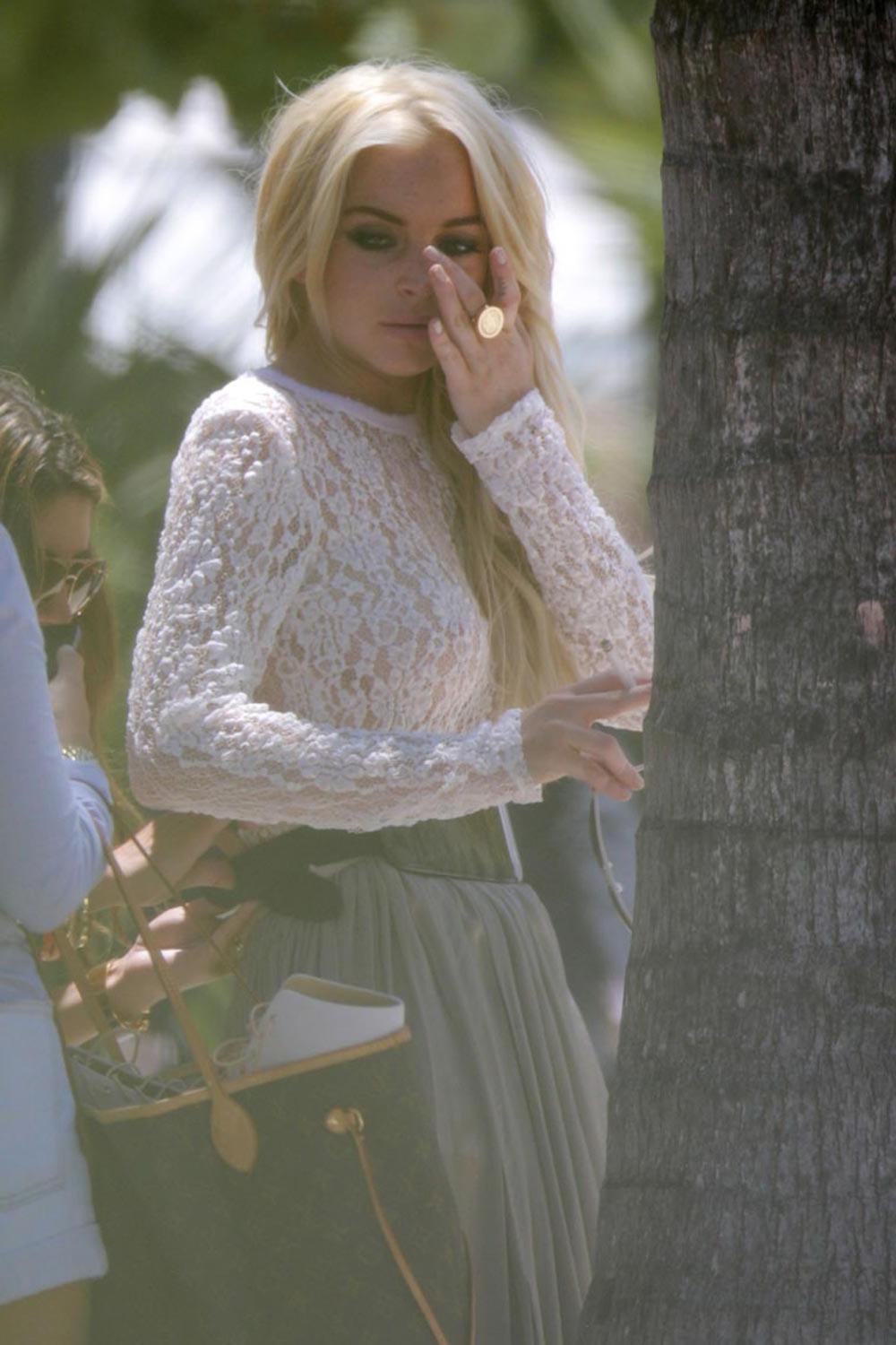 16P Lindsay Lohan awesome public nipple slip