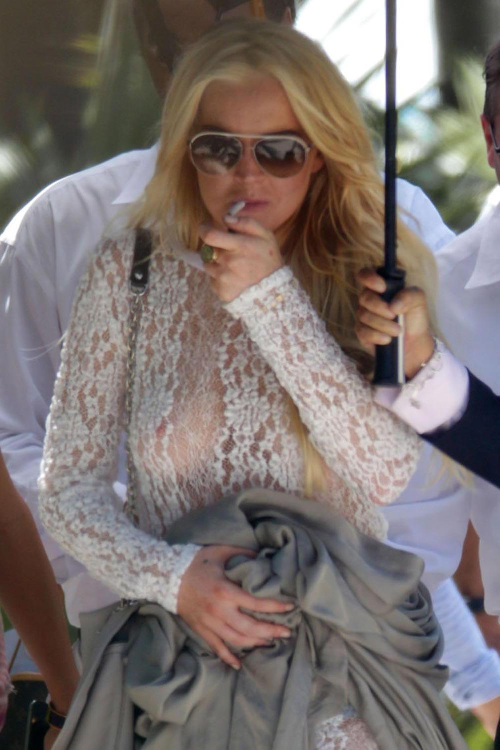16P Lindsay Lohan awesome public nipple slip