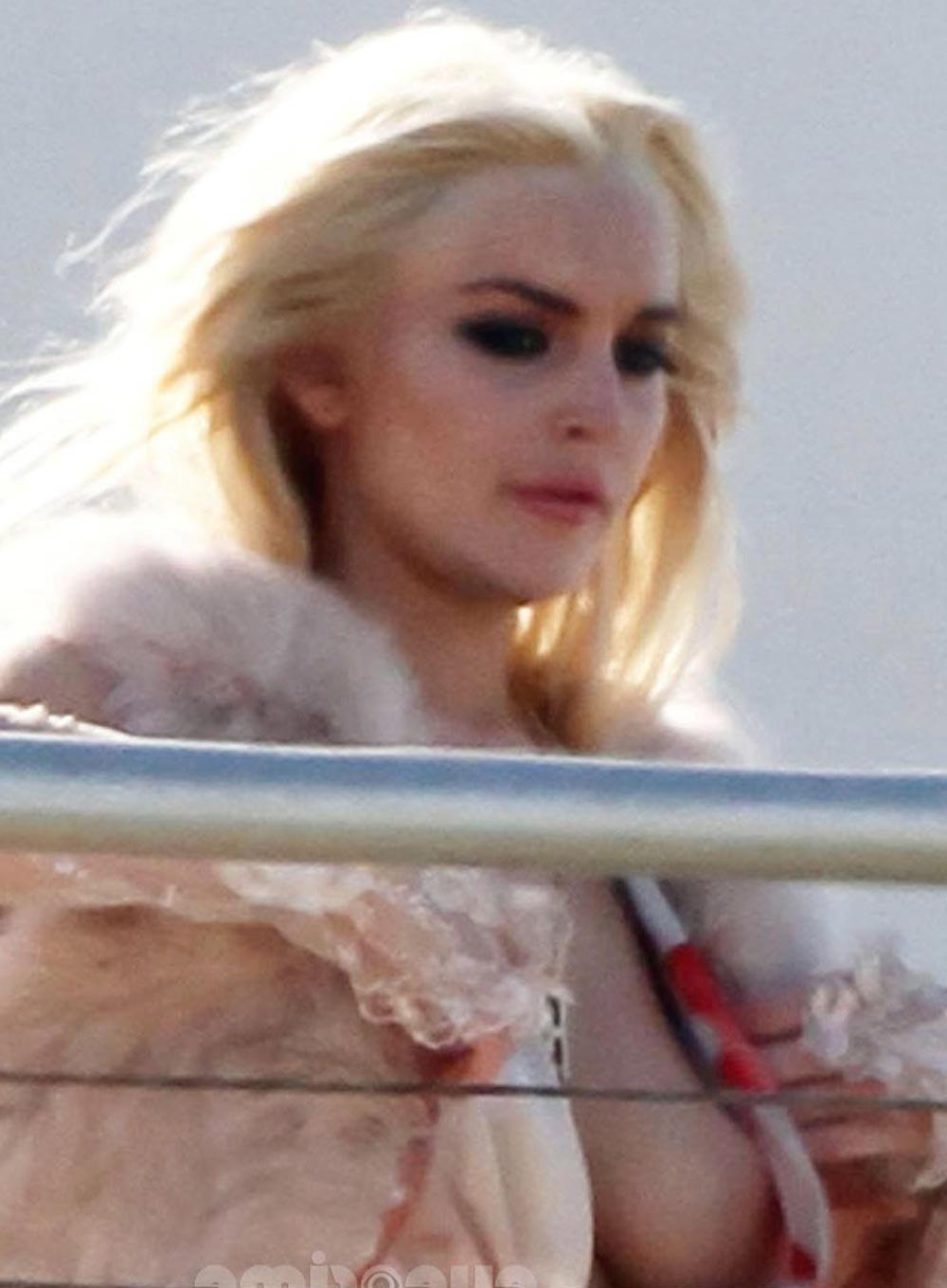 16P Lindsay Lohan awesome public nipple slip