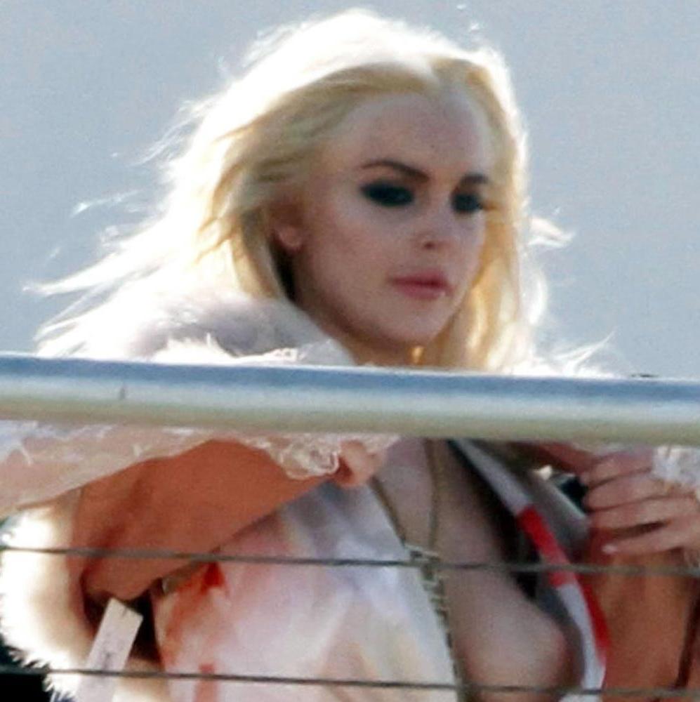 16P Lindsay Lohan awesome public nipple slip