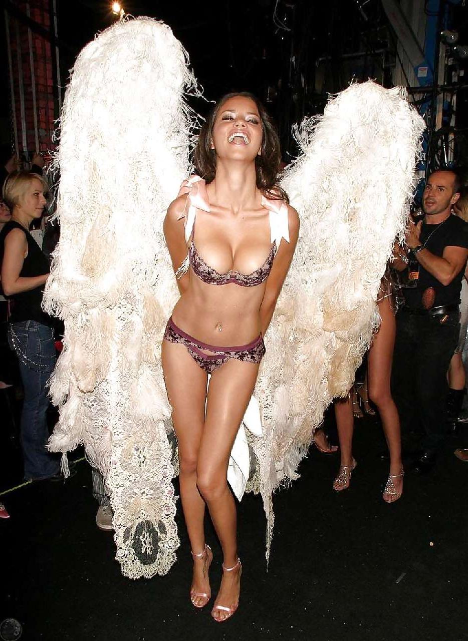 16P Adriana Lima tits slip paparazzi pictures and looking sexy in bikini