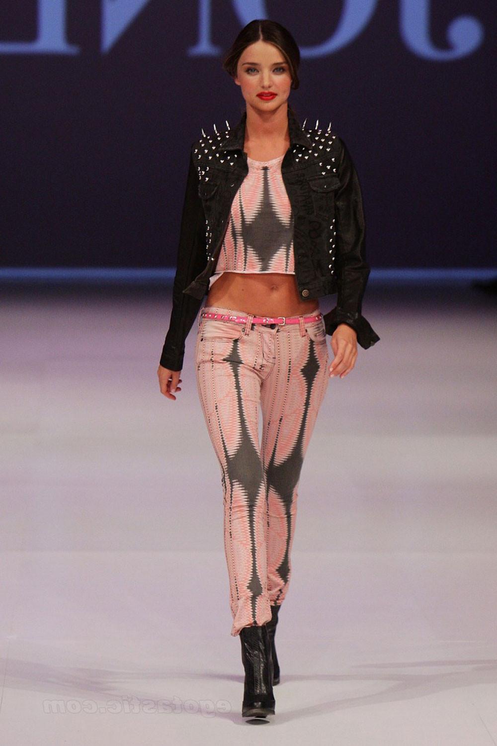 16P Miranda Kerr got huge squeezed cleavage