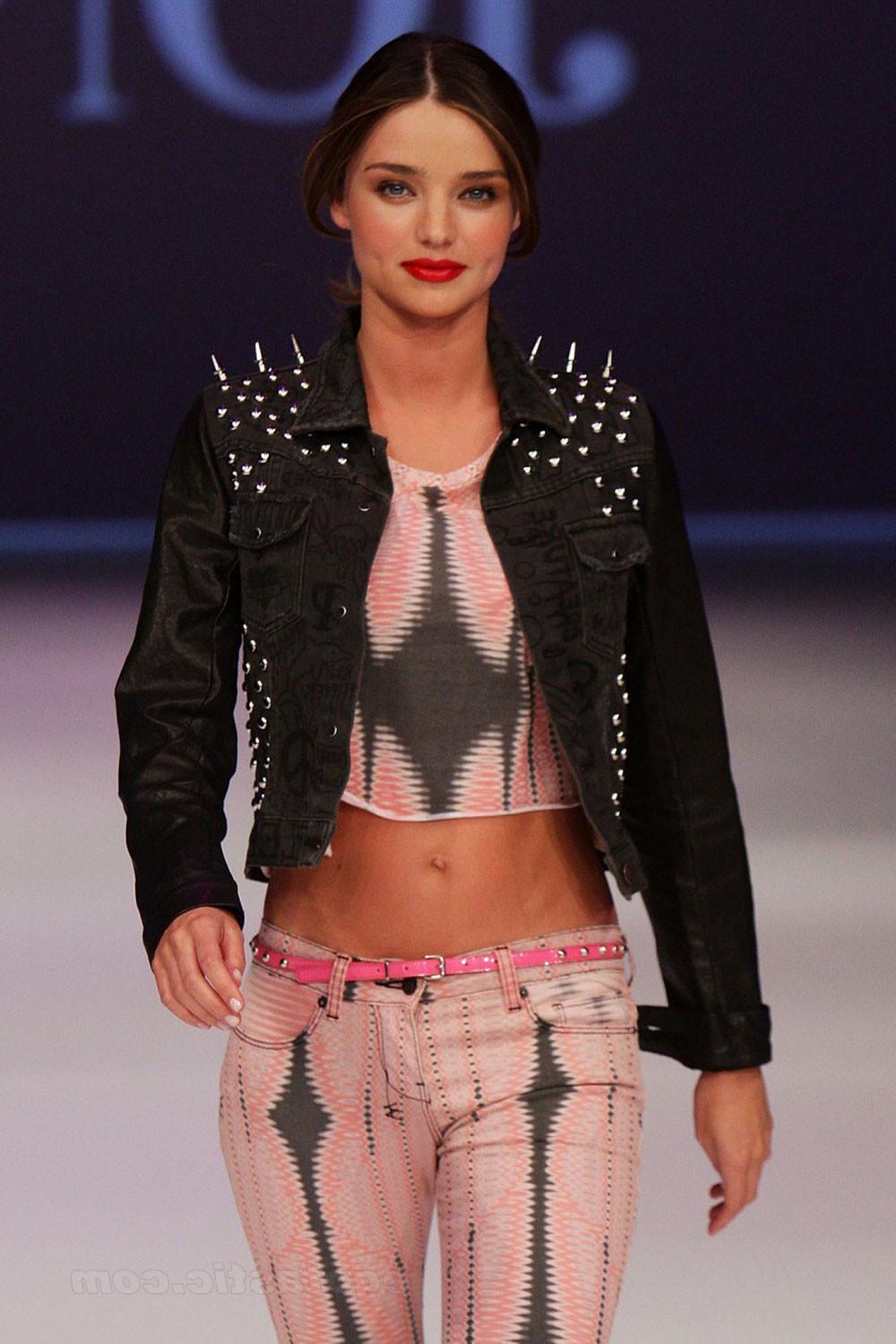 16P Miranda Kerr got huge squeezed cleavage
