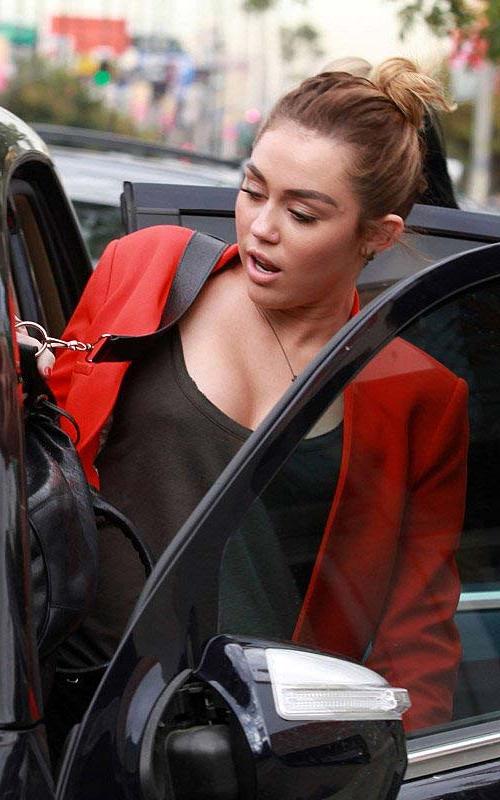 16P Miley Cyrus sexy ass and huge cleavage paparazzi photos