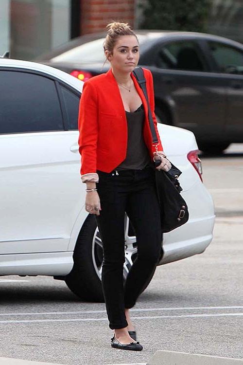 16P Miley Cyrus sexy ass and huge cleavage paparazzi photos