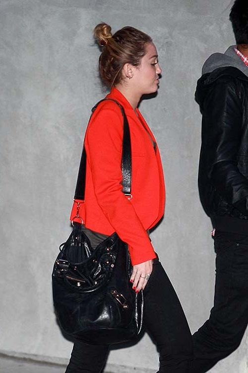 16P Miley Cyrus sexy ass and huge cleavage paparazzi photos