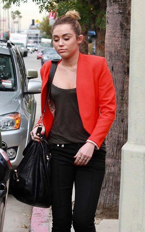 16P Miley Cyrus sexy ass and huge cleavage paparazzi photos