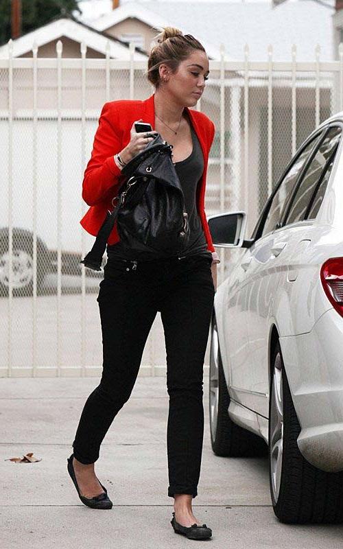 16P Miley Cyrus sexy ass and huge cleavage paparazzi photos