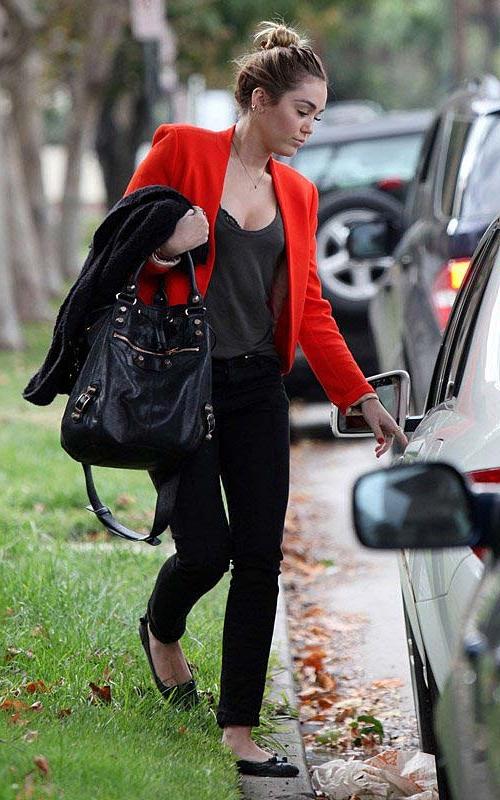 16P Miley Cyrus sexy ass and huge cleavage paparazzi photos