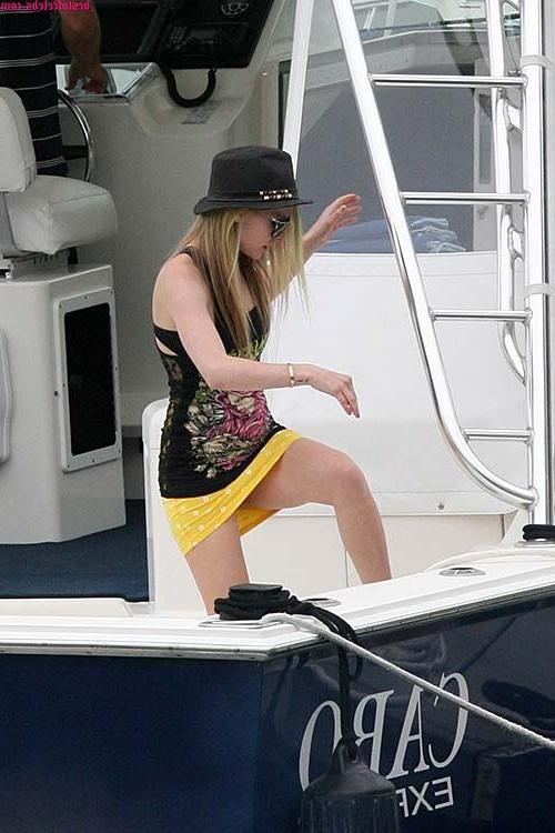 16P Avril Lavigne sexy and hot ass cleavage and bikini paparazzi photos