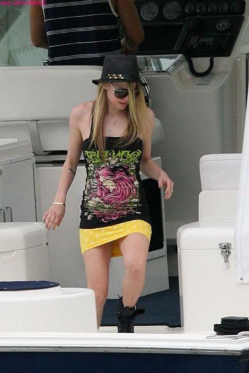 16P Avril Lavigne sexy and hot ass cleavage and bikini paparazzi photos
