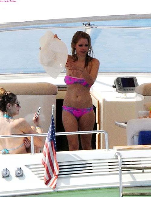 16P Avril Lavigne sexy and hot ass cleavage and bikini paparazzi photos