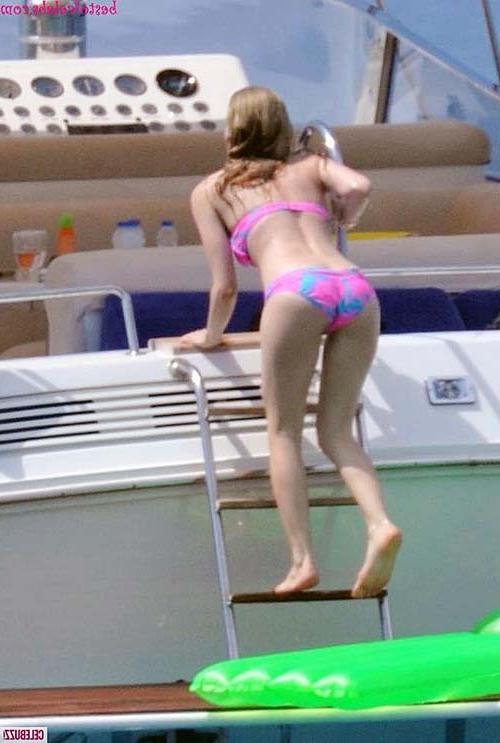 16P Avril Lavigne sexy and hot ass cleavage and bikini paparazzi photos