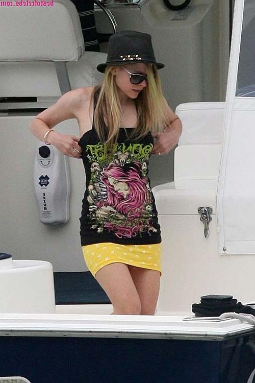 16P Avril Lavigne sexy and hot ass cleavage and bikini paparazzi photos