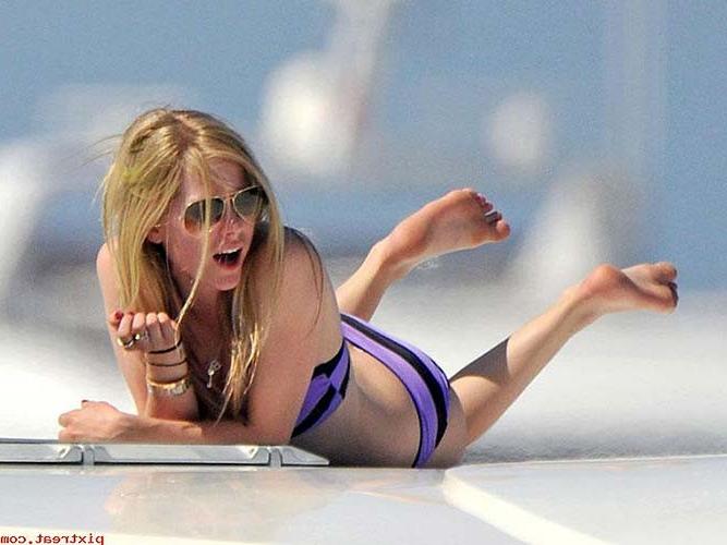 16P Avril Lavigne sexy and hot ass cleavage and bikini paparazzi photos