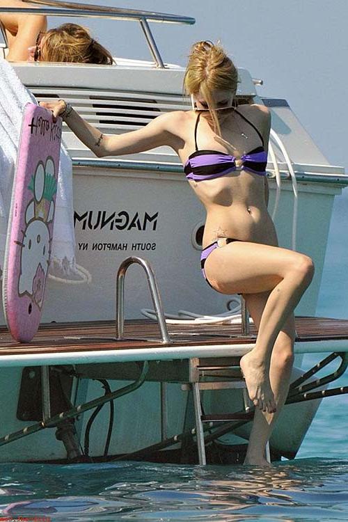 16P Avril Lavigne sexy and hot ass cleavage and bikini paparazzi photos