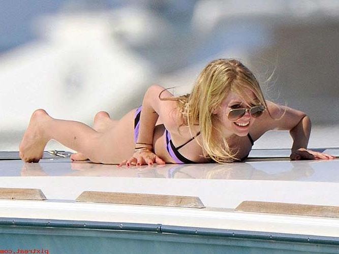 16P Avril Lavigne sexy and hot ass cleavage and bikini paparazzi photos