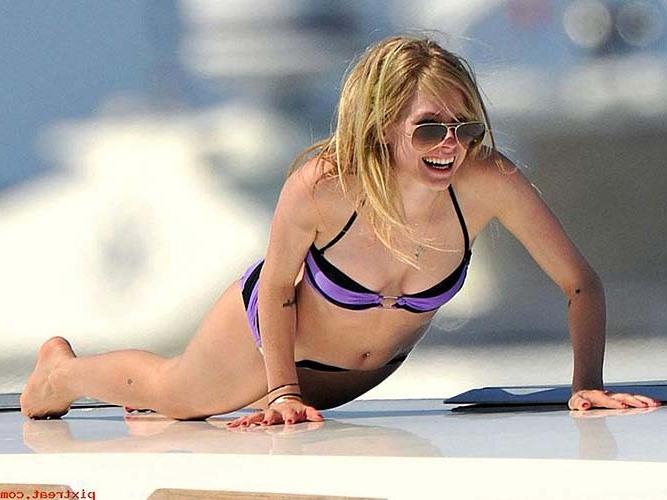 16P Avril Lavigne sexy and hot ass cleavage and bikini paparazzi photos
