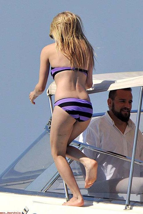 16P Avril Lavigne sexy and hot ass cleavage and bikini paparazzi photos