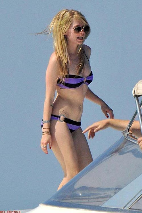 16P Avril Lavigne sexy and hot ass cleavage and bikini paparazzi photos