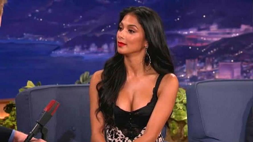 16P Nicole Scherzinger exposing her very sexy and massive cleavage