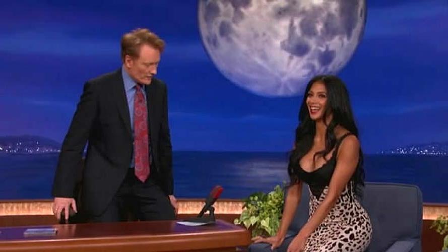 16P Nicole Scherzinger exposing her very sexy and massive cleavage