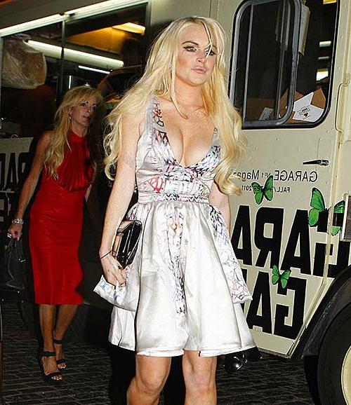 16P Lindsay Lohan exposing her fucking huge cleavage and sexy lesbian kiss