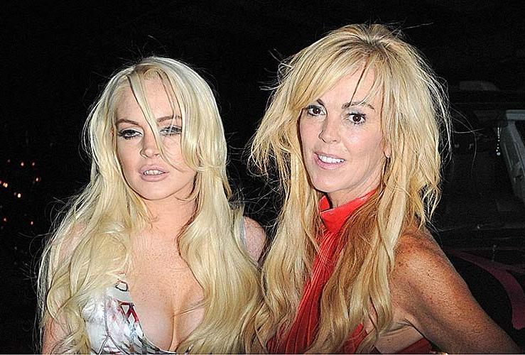 16P Lindsay Lohan exposing her fucking huge cleavage and sexy lesbian kiss
