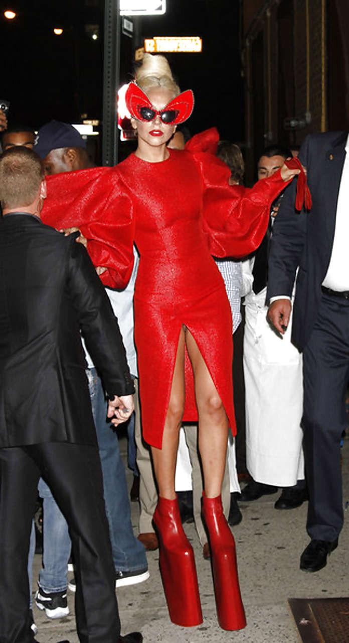 16P Lady Gaga giving view on her cunt upskirt by paparazzi