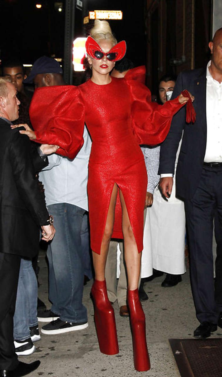 16P Lady Gaga giving view on her cunt upskirt by paparazzi