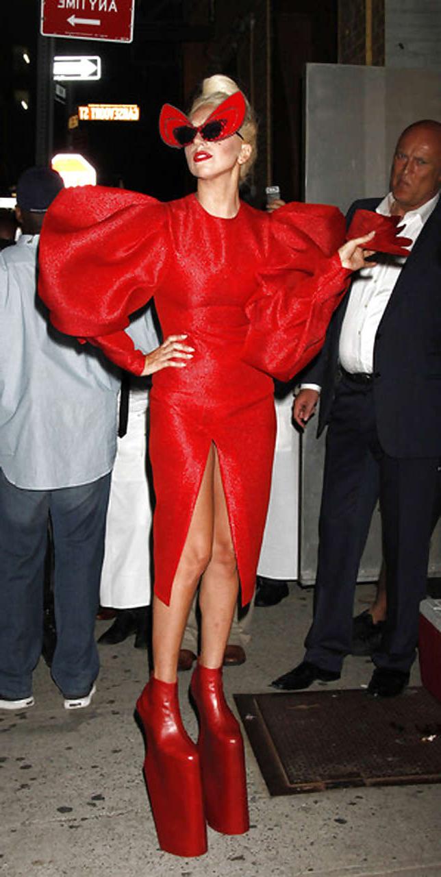 16P Lady Gaga giving view on her cunt upskirt by paparazzi
