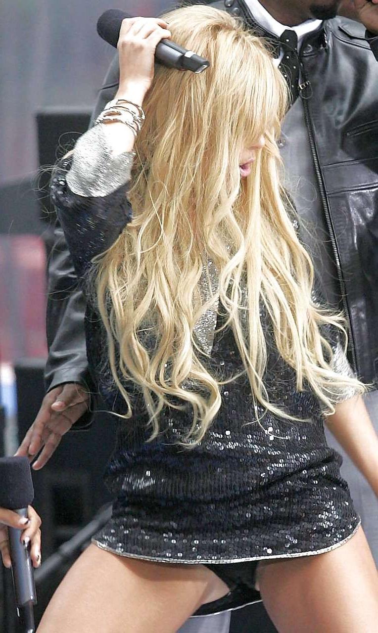 16P Aubrey O'Day showing her ass in thong and huge cleavage paparazzi pictures