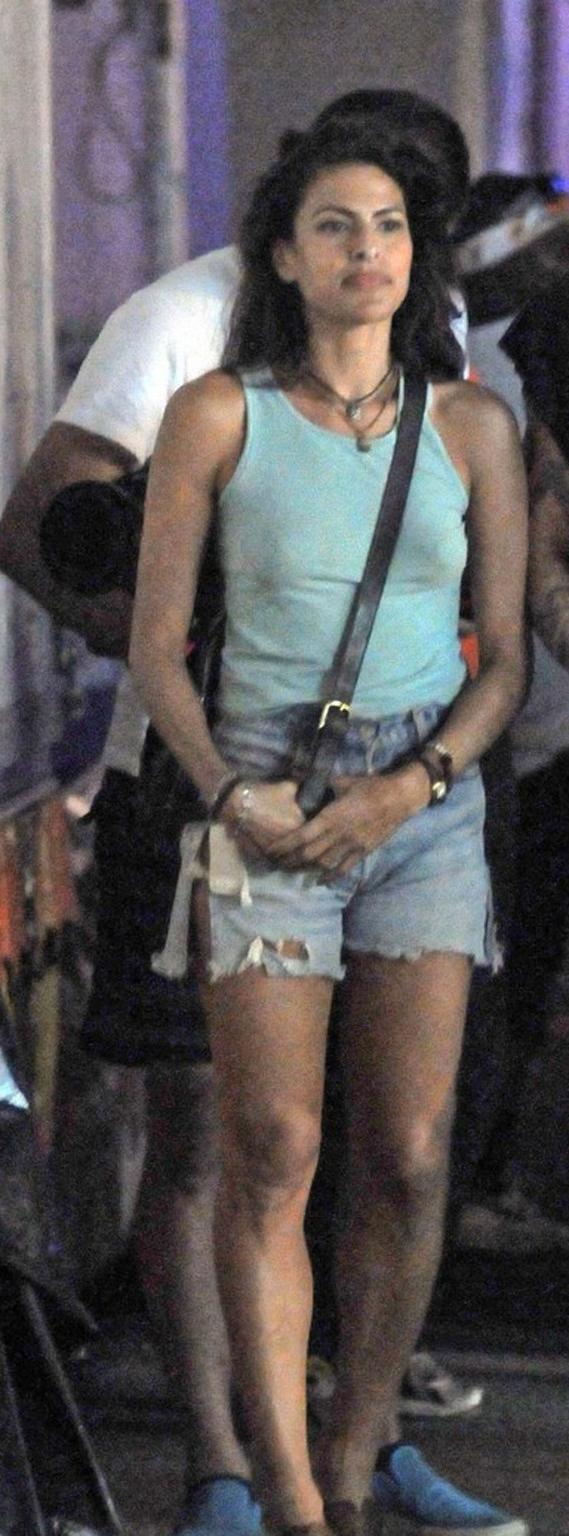 15P Eva Mendes hard nipples thru tshirt in public