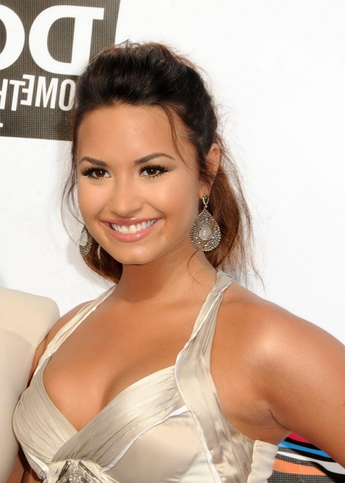 16P Demi Lovato showing huge cleavage at 2011 Do Something Awards in Hollywood
