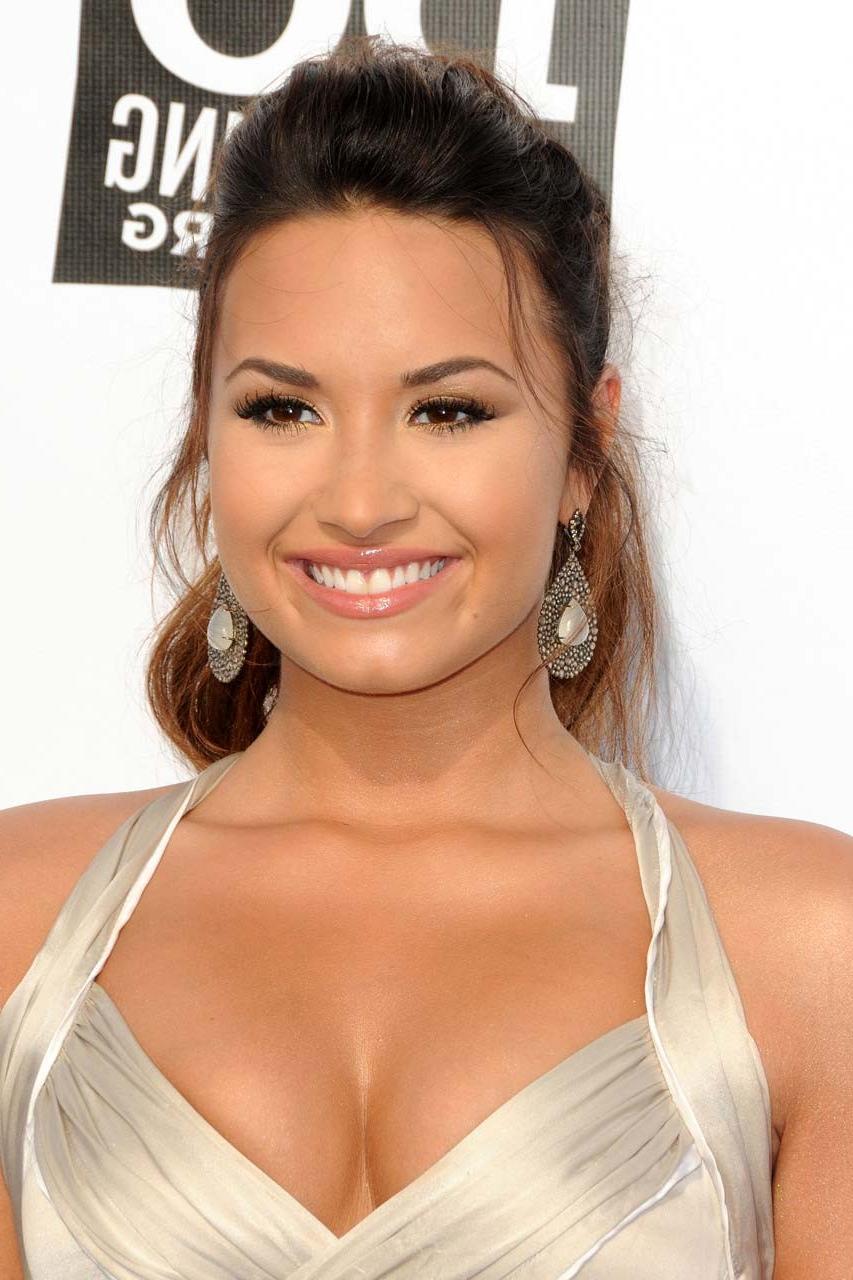 16P Demi Lovato exposing her sexy body and fucking huge cleavage