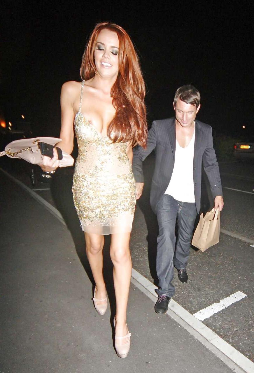 16P Maria Fowler nipple slip and very leggy in mini skirt paparazzi pictures