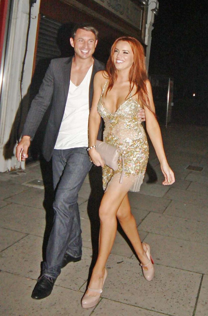 16P Maria Fowler nipple slip and very leggy in mini skirt paparazzi pictures