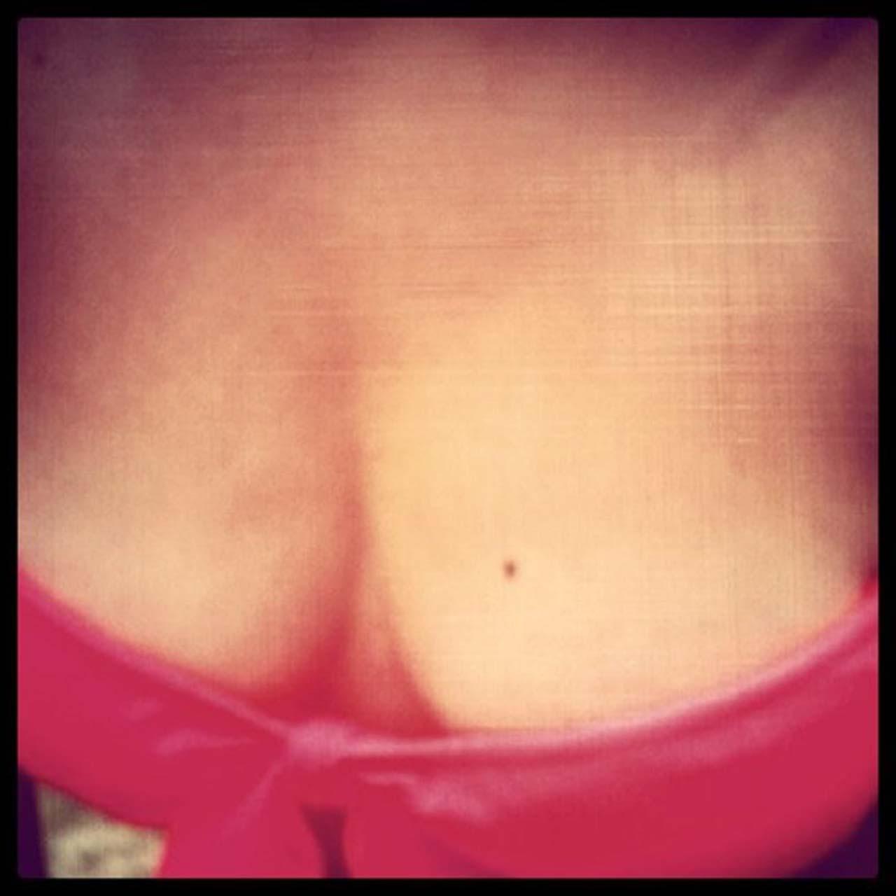 16P Selena Gomez exposing sexy body and huge cleavage on private photos