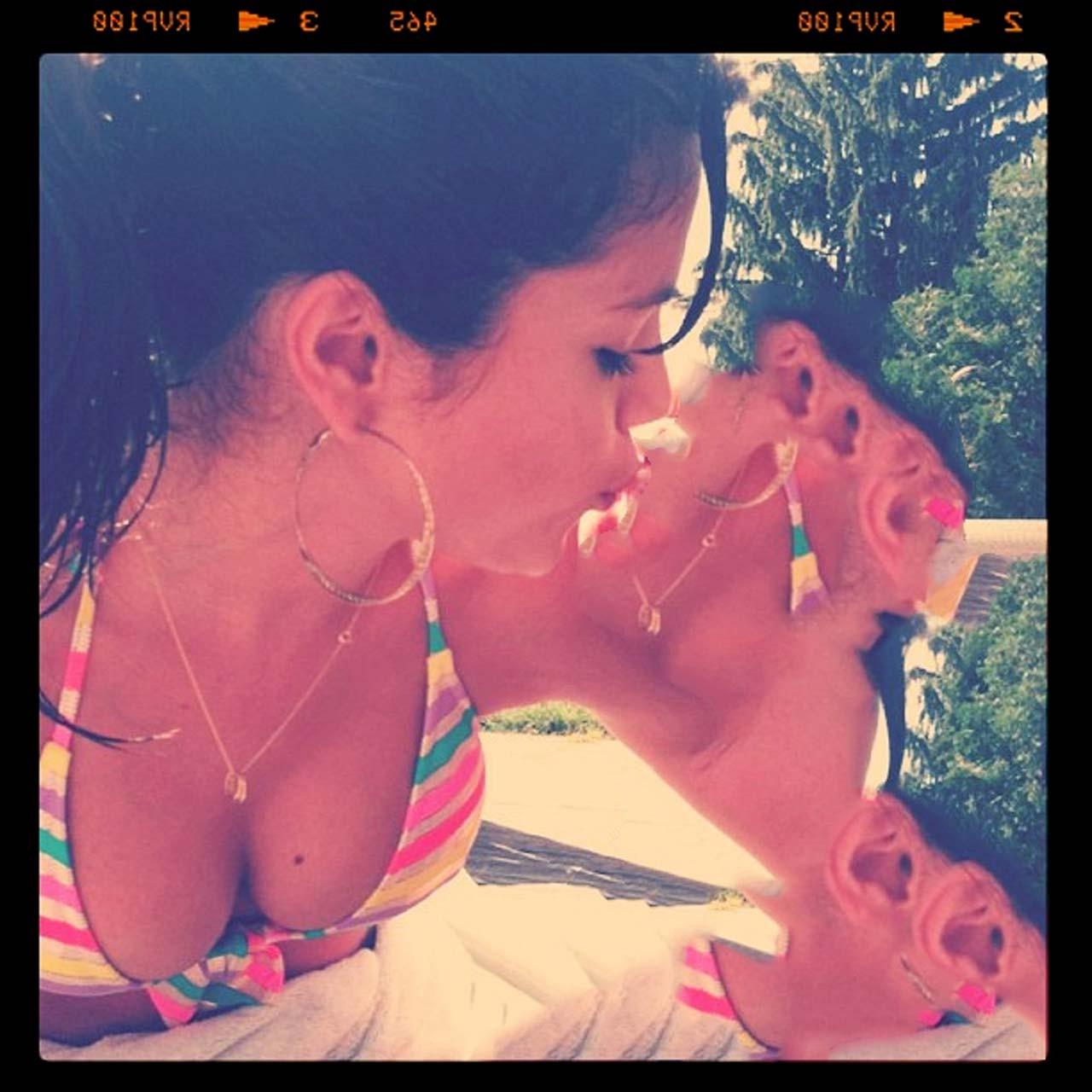 16P Selena Gomez exposing sexy body and huge cleavage on private photos