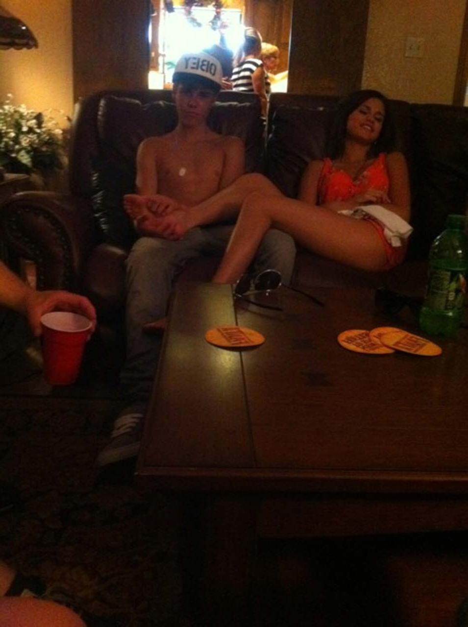 16P Selena Gomez exposing sexy body and huge cleavage on private photos