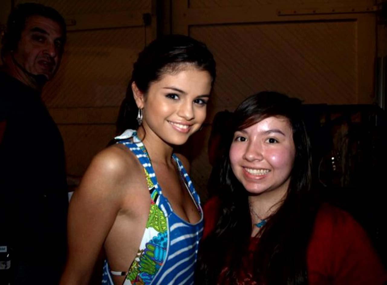 16P Selena Gomez exposing sexy body and huge cleavage on private photos