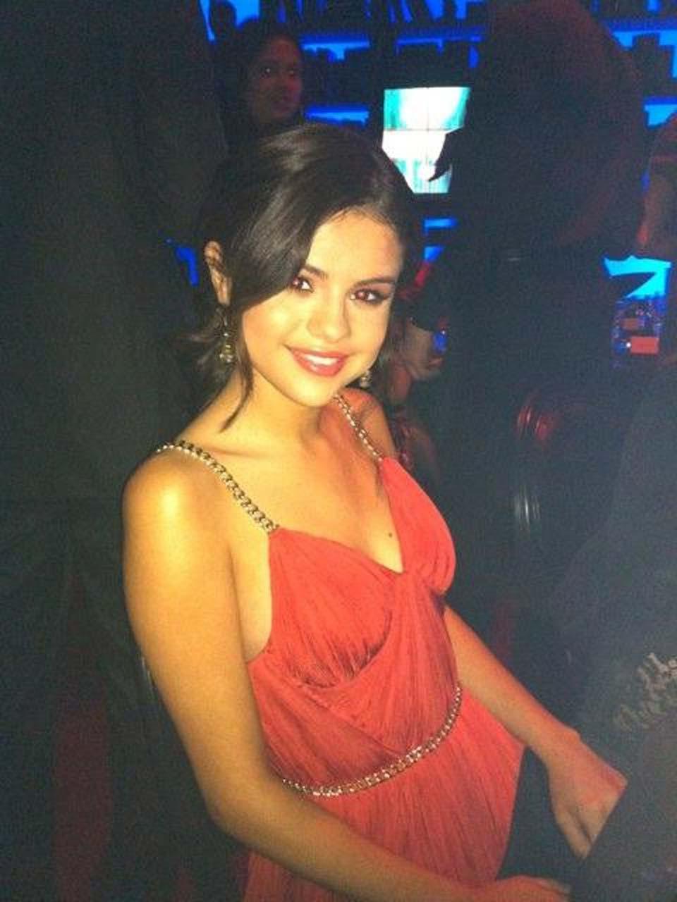 16P Selena Gomez exposing sexy body and huge cleavage on private photos