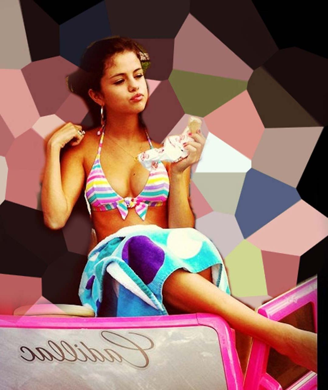 16P Selena Gomez exposing sexy body and huge cleavage on private photos