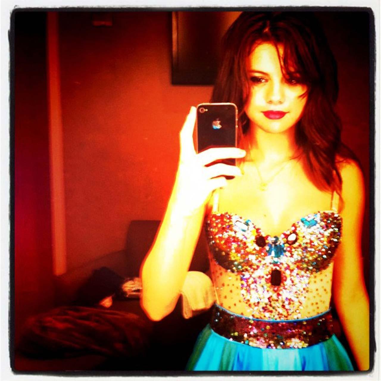 16P Selena Gomez exposing sexy body and huge cleavage on private photos