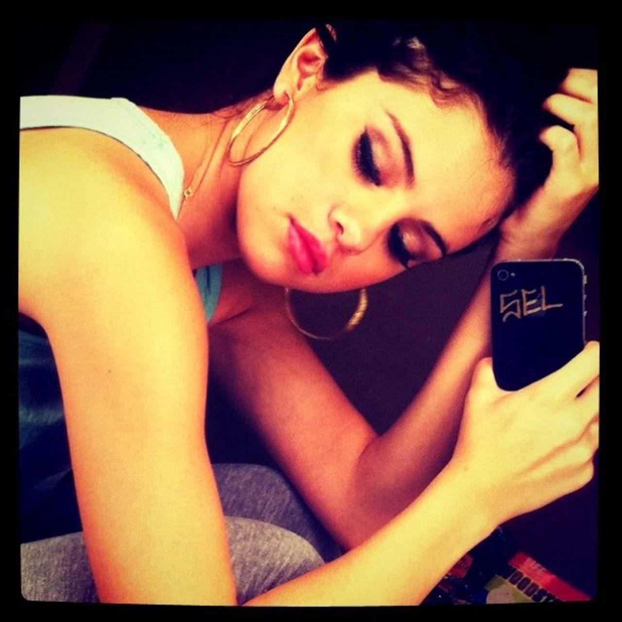 16P Selena Gomez exposing sexy body and huge cleavage on private photos