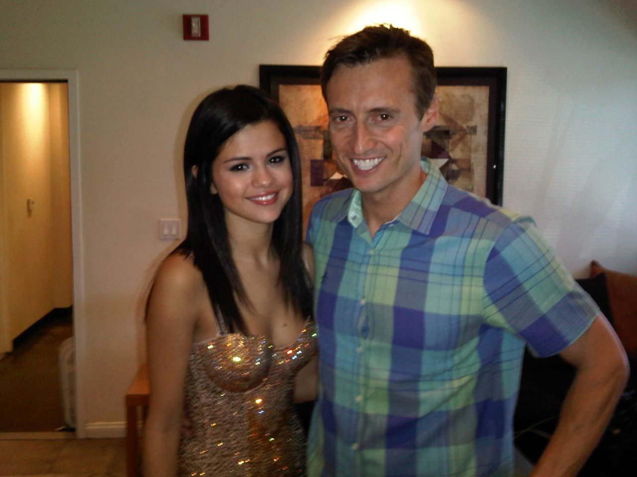 16P Selena Gomez exposing sexy body and huge cleavage on private photos