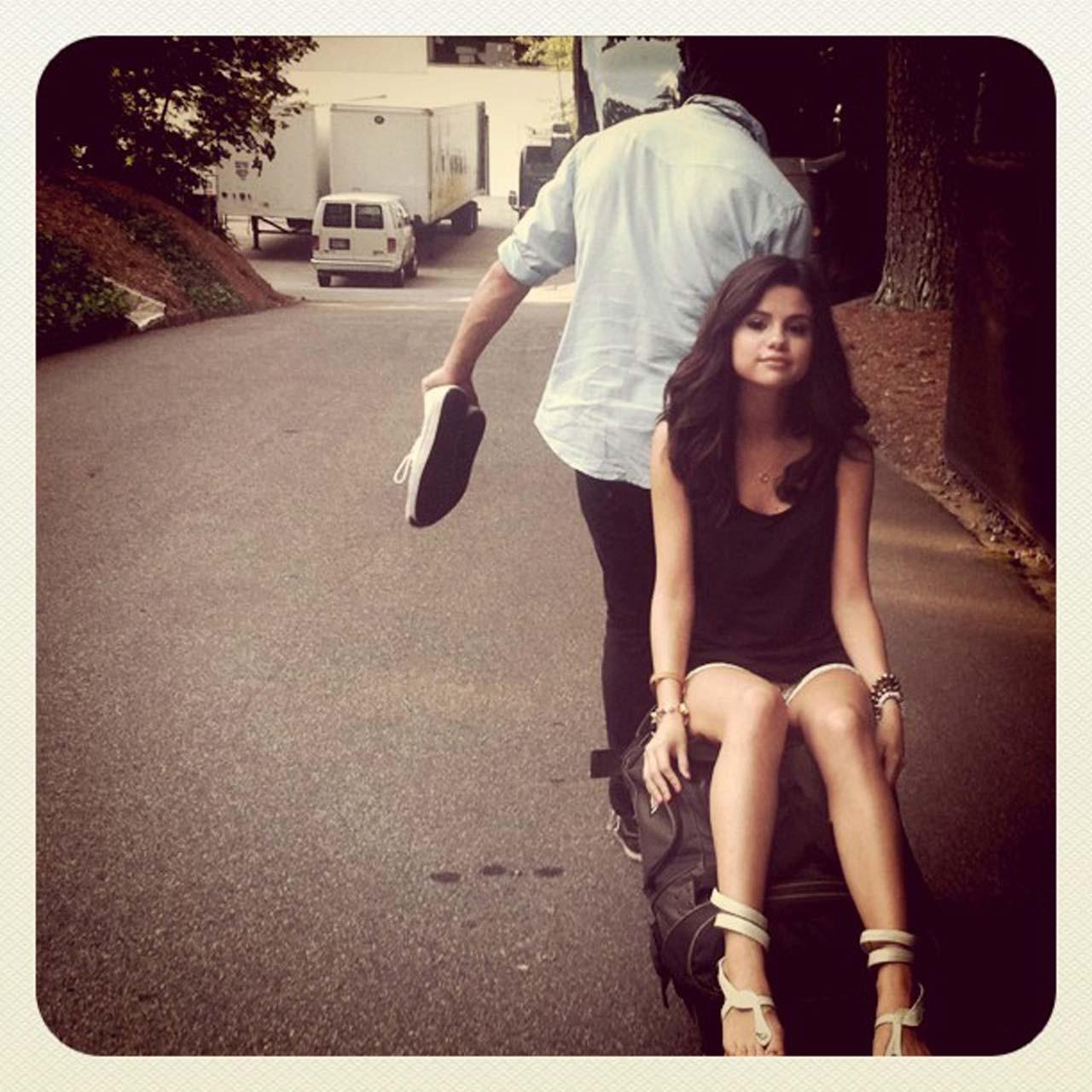 16P Selena Gomez exposing sexy body and huge cleavage on private photos